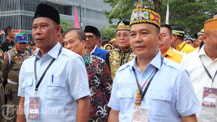 Pasangan Syarwani-Kilat mengenakan seragam warna biru menaymbut Pilkada Bulungan 2024. (TribunKaltara.com/Desi Kartika Ayu)