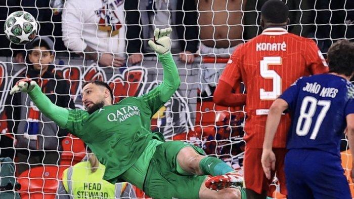 TEPIS BOLA - Kiper PSG Gianluigi Donnarumma menepis bola sepakan pemain Liverpool Ibrahima Konate dalam duel 16 besar Liga Champions, Rabu (12/3/2025) dini hari WIB. (ARSIP - Twitter/@LFC)
