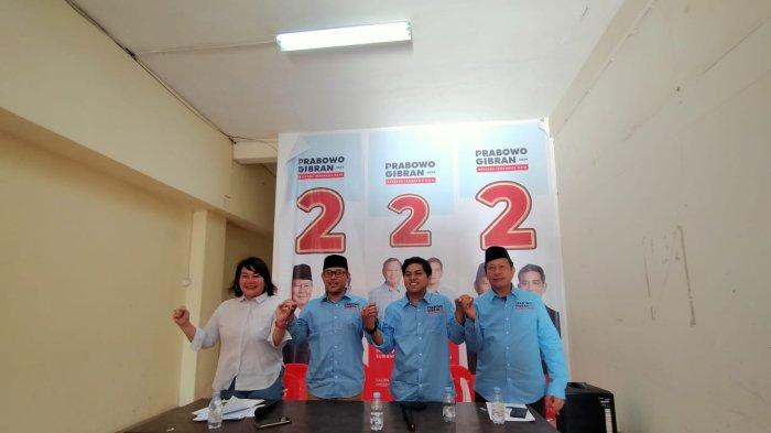Momen deklarasi TKD Prabowo Gibran dan pengenalan posko pemenangan di Jalan Yos Sudarso oleh Ketua TKD Kaltara, Ibnu Saud, didampingi Jubir Norhayati Andris, dari Ketua Tim Milenial serta dari perwakilan Gerinda Tarakan, Fajar Ngewa