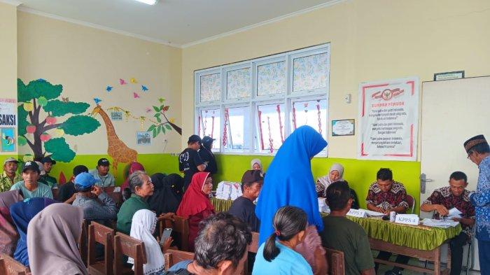 Suasana Kegiatan Pemungutan Suara di TPS 03 Desa Tanjung Buka, Satuan Permukiman Transmigrasi (SP) 2, di SDN 011 Tanjung Buka Kabupaten Bulungan, Kalimantan Utara.