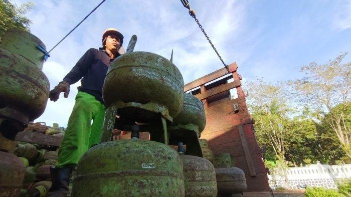 PENDISTRIBUSIAN LPG 3 KG -  Pendistribusian LPG di Tarakan Kalimantan Utara dilakukan dari agen resmi lewat pangkalan.resmi yang telah ditunjuk. Setelah itu pangkalan menjual ke masyarakat. Ini adalah lokasi   pangkalan resmi penjualan LPG 3 Kg di Jalan Kusuma Bangsa Kelurahan Gunung Lingkas, Tarakan.