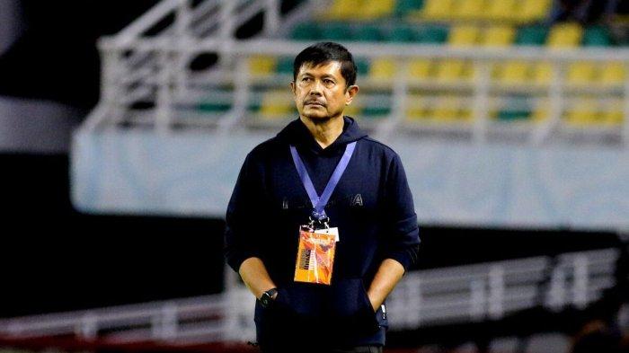 KALAH LAWAN IRAN - Pelatih Timnas U19 Indonesia Indra Sjafri selebrasi saat babak penyisihan Grup A Piala AFF U19 2024 melawan Filipina yang berakhir dengan skor 6-0 di Stadion Gelora Bung Tomo Kota Surabaya, Rabu (17/7/2024) malam. Pelatih Timnas Indonesia U-20, Indra Sjafri ungkap alasan kekalahan anak asuhnya saat lawan Iran di laga perdana Piala Asia 2025.