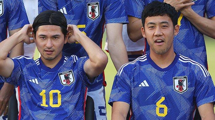 Takumi Minamino dan Wataru Endo saat berseragam Timnas Jepang (Twitter/ @LFCTransferRoom)