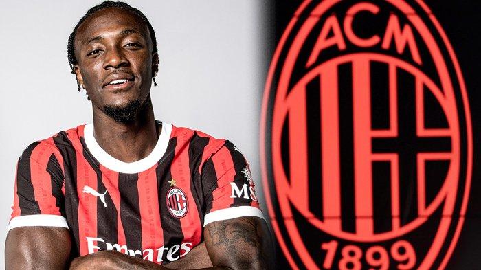 SAKIT HATI - Tammy Abraham saat diperkenalkan sebagai pemain anyar AC Milan. Dalam laga AC Milan vs AS Roma di Coppa Italia, Joao Felix dan Santiago Gimenez tampil gemilang dan bawa I Rossoneri lolos semifinal. Di laga itu, Tammy Abraham mengaku sakit hati.