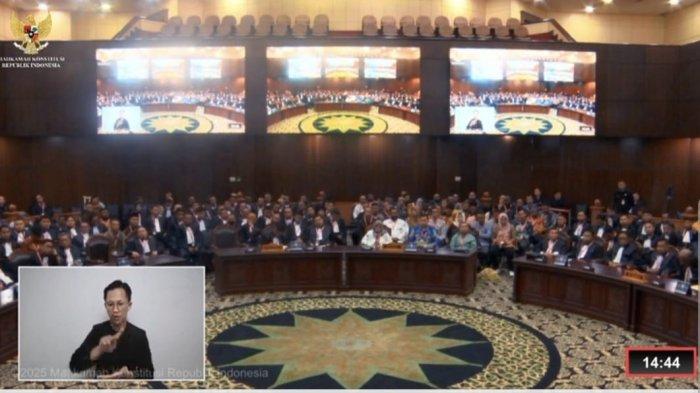 MK TOLAK GUGATAN - Tampak Ketua MK, Suhartoyo saat membacakan amar putusan ketetapan dismissal  Mahkamah Konstitusi (MK) dalam sengketa  perselisihan hasil pemilihan umum (PHPU) kepala daerah Pilkada Serentak 2024, Rabu (5/2/2025).