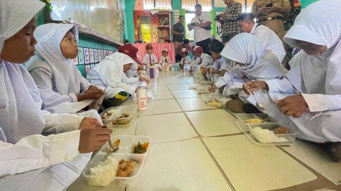 Tampak siswa/siswi SDN 001 Nunukan Selatan saat akan menyantap menu dalam program Makan Bergizi Gratis, pada Senin (06/01/2025), pagi.
