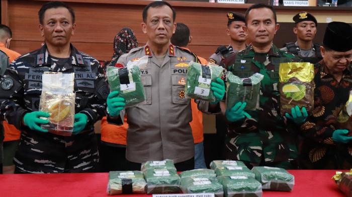 MODUS BARU – Tampak tampilan kemasan atau bungkus Narkoba yang diselundupkan dari Malaysia kini berubah menjadi kemasan bergambar buah durian berwarna coklat dan gold, Jumat (25/7/2025) (TribunKaltara.com / Desi Kartika Ayu Nuryana)
