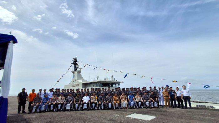 FOTO BERSAMA - Tamu undangan fotobersama Pangkoarmada II dan Danlantamal XIII serta unsur Forkopimda mengabadikan momen usai kegiatan penyerahan KRI Lumba-Lumba di Tarakan Kalimantan Utara, Senin (10/2/2025).