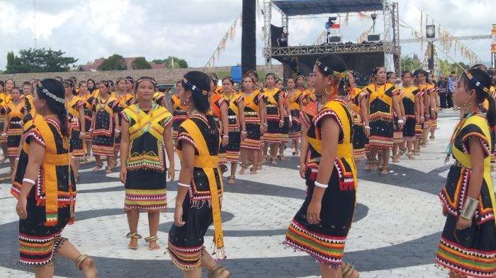 Tarian Riti khas masyarakat Bulusu diperagakan total 250 penari pada Irau ke-10 Malinau, Kalimantan Utara, Sabtu (21/10/2023).
