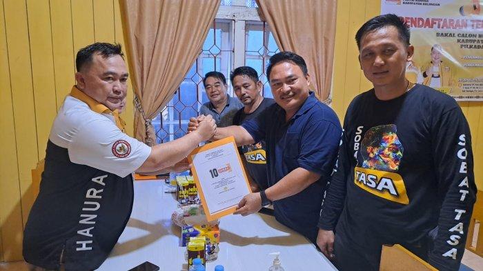 Ketua DPC Partai Hanura Bulungan Tasa Gung menyerahkan formulir penjaringan calon kepala daerah di Partai Hanura, Minggu (12/05/2024).