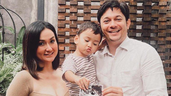 Kebersamaan Tengku Dewi Putri dan Andrew Andika serta sang putra saat menunjukkan foto USG anak kedua. (@tengkudewi_tdp)