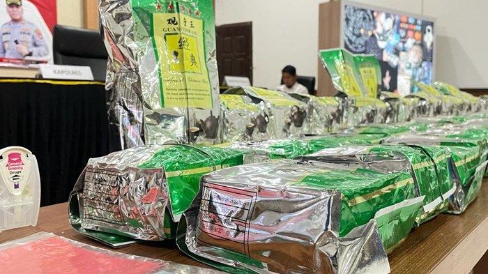 Polres Nunukan berhasil mengungkap penyelundupan 50 Kg sabu yang dilakukan NU (50), kurir wanita asal Pontianak, Kalimantan Barat (Kalbar), pada Selasa (19/03/2024), sekira pukul 14.00 Wita.
