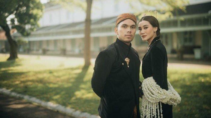 Thariq Halilintar dan Aaliyah Massaid foto prewedding menggunakan adat jawa di Pura Mangkunegaran, Solo.