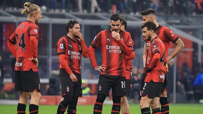 Theo Hernandez bersama para pemain AC Milan di lapangan. (acmilan.com)