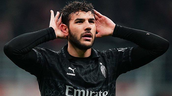 Selebrasi Theo Hernandez ketika mencetak gol pada laga AC Milan vs Napoli, pekan ke-24 Liga Italia Serie A, di Stadion San Siro, Senin (12/2/2024).