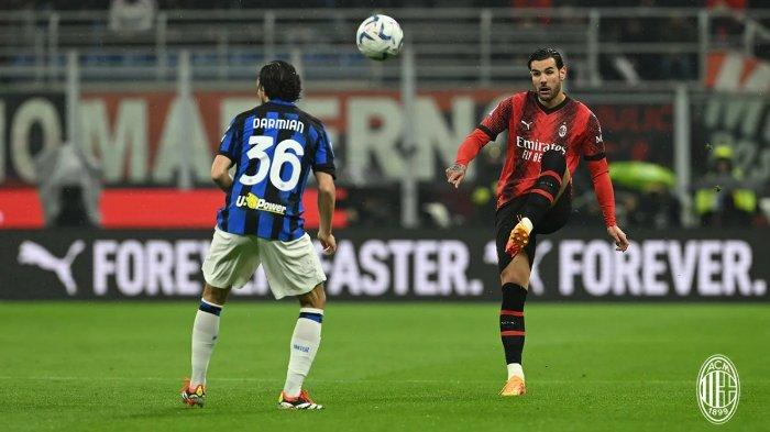 Potret pemain AC Milan, Theo Hernandez saat berhadapan dengan pemain Inter Milan, Matteo Darmian di Liga Italia Serie A pekan 33 - Fullback Rossoneri ini dipastikan absen pada laga kontra Juventus setelah mendapat kartu merah di Derby della Madonnina. Selain itu, kapten Davide Calabria dan Fikayo Tomori juga bernasib sama yang membuat situasi lini belakang Rossoneri kini darurat.