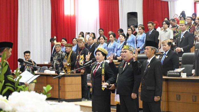 Ketua Pengadilan Negeri Malinau melantik 3 unsur Pimpinan DPRD Malinau periode 2024-2029 dalam Sidang Paripurna di DPRD Malinau, Provinsi Kalimantan Utara, Sabtu (26/10/2024)