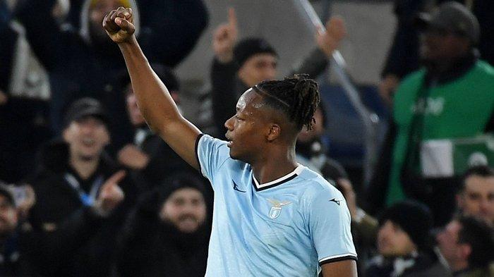 Selebrasi Tijjani Noslin ketika menetak gol untuk Lazio ke gawang Napoli, pada babak 16 besar Coppa Italia di Stadion Olimpico, Jumat (6/12/2024).