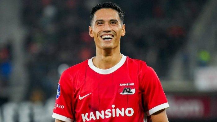Pemain AZ Alkmaar, Tijjani Reijnders - pemain keturunan Indonesia itu selangkah lagi bergabung dengan klub Liga Italia, AC Milan. Rossoneri dilaporkan bakal menaikan tawarannya demi memboyong gelandang 24 tahun tersebut.