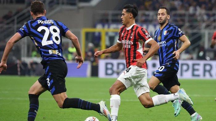 Aksi Tijjani Reijnders pada pertandingan Derby della Madonnina antara Inter Milan vs AC Milan, di Stadion San Siro, Senin (23/9/2024).