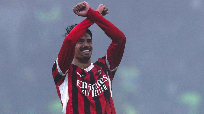 Selebrasi Tijjani Reijnders ketika mencetak gol untuk AC Milan ke gawang Empoli, pada pertandingan pekan 14 Liga Italia Serie A, di Stadion San Siro, Minggu (1/12/2024). (Twitter/@SerieA)