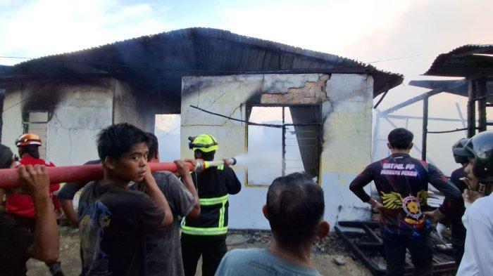 PEMADAMAN - Tim PMK Tarakan dibantu warga melakukan pemadaman api di RT 14 Kelurahan Karang Anyar Pantai, Tarakan, Kaltara, pada Senin (19/5/2025). 
 TRIBUNKALTARA.COM/ANDI PAUSIAH