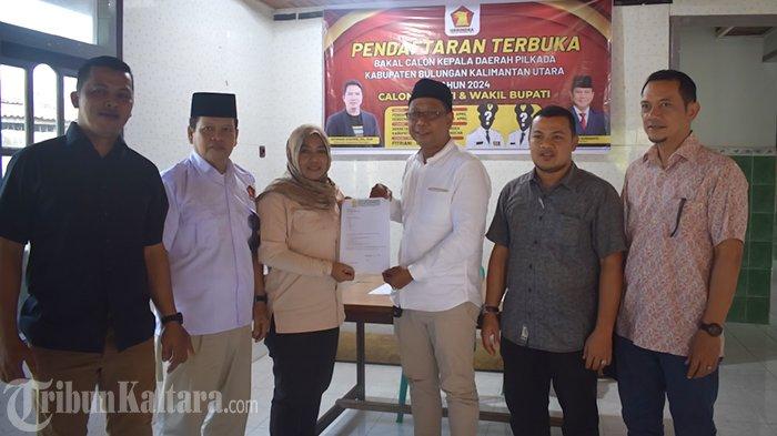 Tim Relawan Bela Syarwani mengambil formulir penjaringan calon bupati ke Partai Gerindra Bulungan, Kamis (25/04/2024). (TribunKaltara.com/Edy Nugroho)