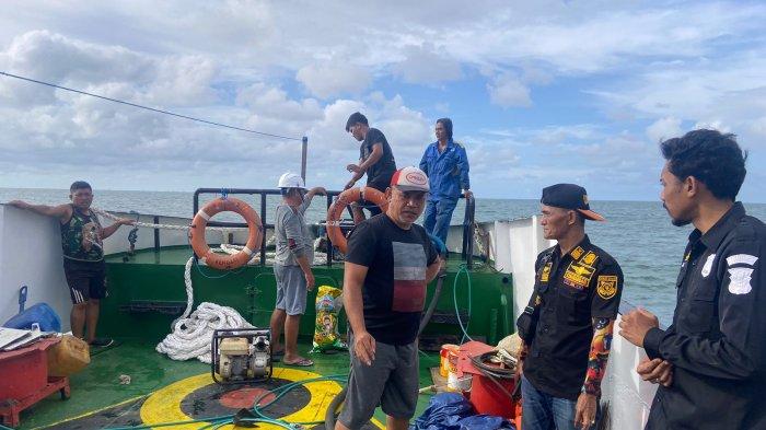 Tim dari Syahbandar dan Sat Reskrim Polresta Bulungan, melakukan penyelidikan di lokasi tengelamnya kapal LCT di perairan Tanah Kuning, Bulungan, Kaltara.
