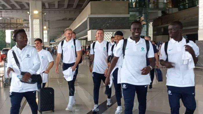 Timnas Australia tanpa penjagaan ketat aparat kemanan saat tiba di Indonesia melalui Terminal Tiga Bandara Soekarno Hatta, Tangerang, Jumat (6/9/2024).