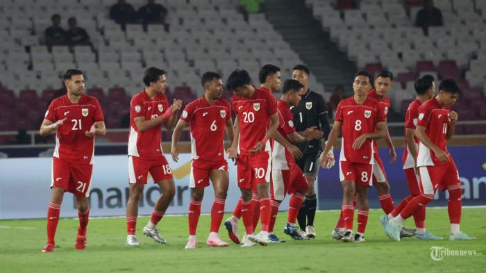 TIMNAS INDONESIA U-23 - Pesepak bola Timnas U-23 Indonesia sebelum melawan Timnas Brunei Darussalam pada pertandingan penyisihan Grup A Piala AFF U-23 di Stadion Utama Gelora Bung Karno (SUGBK), Jakarta, Selasa (15/7/2025). Bertekad memutus rekor buruk kontra Vietnam, Ketua Umum PSSI Erick Thohir minta Timnas Indonesia U-23 ladeni permainan keras Golden Star Warriors.