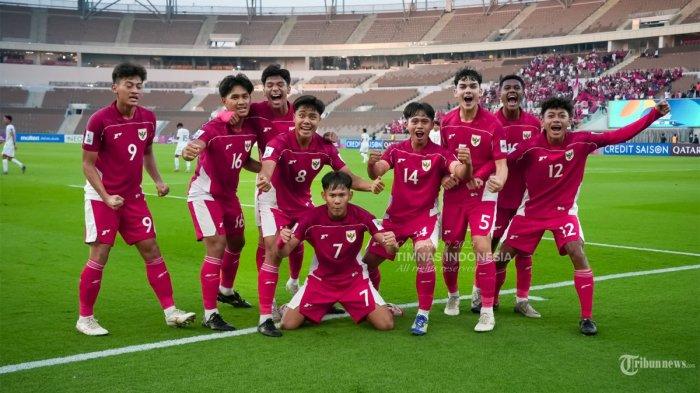 LOLOS PIALA DUNIA - Pesepak bola Timnas Indonesia U-17 selebrasi saat melawan Timnas Yaman U-17 pada pertandingan kedua Grup C Piala Asia U-17 di Stadion Prince Abdullah Al-Faisal, Jeddah, Senin (7/4/2025) malam WIB. Timnas U-17 Indonesia berhasil menggulung Yaman dengan skor 4-1 sehingga lolos ke Piala Dunia U-17 2025. (Dok.PSSI/HO/Tribunnews.com)