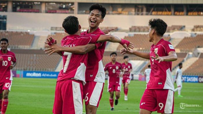 JELANG KONTRA KORUT - Pesepak bola Timnas U-17 Indonesia selebrasi saat melawan Timnas U-17 Yaman pada pertandingan kedua Grup C Piala Asia U-17 di Stadion Prince Abdullah Al-Faisal, Jeddah, Senin (7/4/2025) malam WIB. Timnas Indonesia U-17 punya sejumlah keunggulan jelang lawan Korea Utara di babak delapan besar Piala Asia 2025.