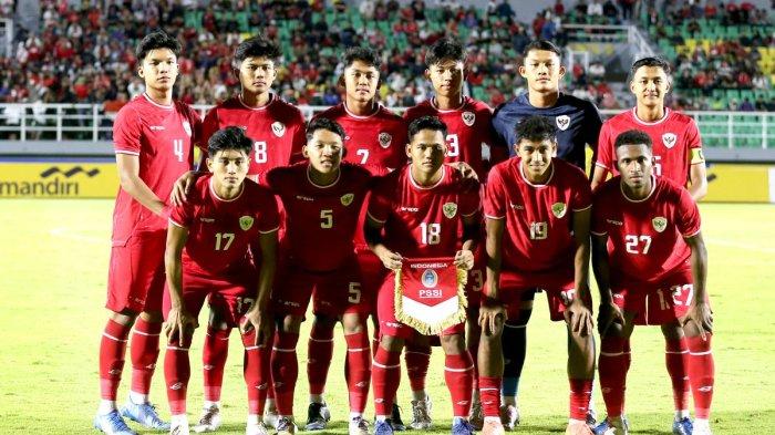 KALAH LAWAN UZBEKISTAN - Pemain Timnas U20 Indonesia foto bersama sebelum menjalani laga kedua turnamen internasional U20 Challenge Series 2025 melawan Suriah yang berakhir dengan skor 0-2 di Stadion Gelora Delta Sidoarjo, Senin (27/1/2025) malam. Timnas Indonesia U-20 kalah lawan Uzbekistan dan tersingkir dari Piala Asia 2025.