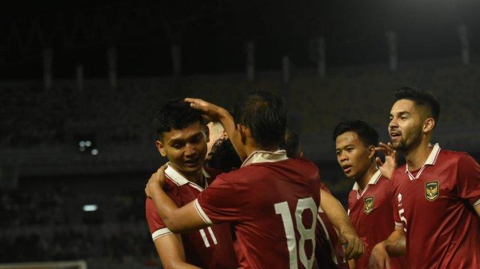 TIMNAS INDONESIA - Timnas Indonesia (jersey merah) menjamu Turkmenistan di Stadion Gelora Bung Tomo (GBT) Surabaya, Jumat (8/9/2023) malam. Dendy Sulistyawan (11) melakukan selebrasi usai mencetak gol pada babak pertama.