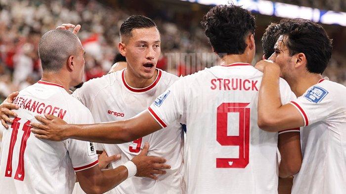 Selebrasi para pemain Timnas Indonesia setelah gol ke gawang Arab Saudi, pada pertandingan perdana Kualifikasi Piala Dunia 2026 putaran ketiga, Grup C, di Stadion King Abdullah Sport City, Jeddah, Jumat (6/9/2024). (Twitter / @TimnasIndonesia)