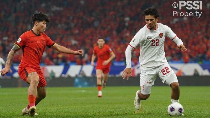 CHINA VS INDONESIA - Aksi gelandang timnas Indonesia Nathan Tjoe-A-On pada laga China vs Indonesia | Peluang Indonesia lolos Piala Dunia 2026 usai kalah dari China. Kiper Timnas Indonesia Maarten Paes bocorkan kekuatan China yang harus diwaspadai Skuad Garuda.
