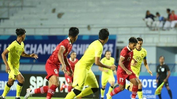 MALAYSIA VS INDONESIA - Pertandingan Timnas Indonesia U-23 vs Malaysia di Piala AFF U23 2023 di Stadion Rayong, Thailand, Jumat 18 Agustus 2023. Penyerang Timnas Malaysia U-23, Abdul Rahman Daud mengaku tak sabar kalahkan Timnas Indonesia U-23 di Piala AFF U-23 2025.