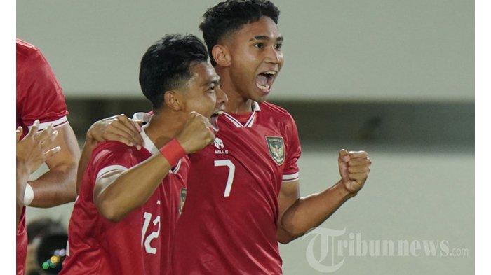 Selebrasi pesepak bola Timnas Indonesia, Marselino Ferdinan (kanan) setelah mencetak gol ke gawang China Taipei dalam ajang kualifikasi Piala Asia U23 2024 grup K di Stadion Manahan, Solo, Sabtu (9/9/2023) malam. Timnas Indonesia menang telak dengan skor 9-0.