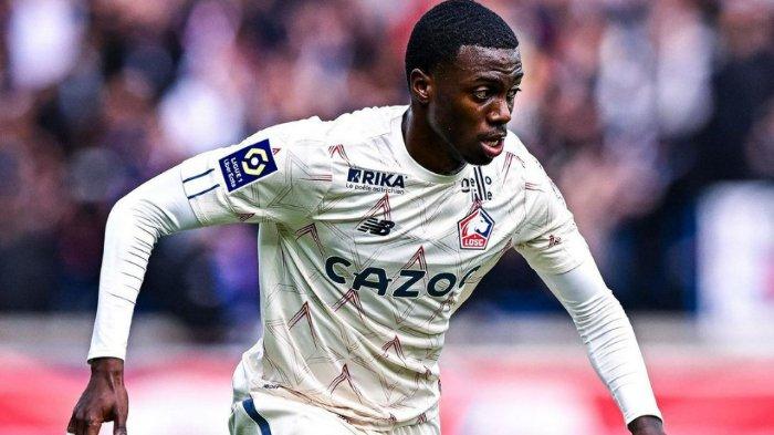 Pemain Lille, Timothy Weah - Putra legenda AC Milan, George Weah ini masuk radar Juventus. Raksasa Liga Italia tertarik mendatangkan pemain 23 tahun ini pada bursa transfer musim panas mendatang.