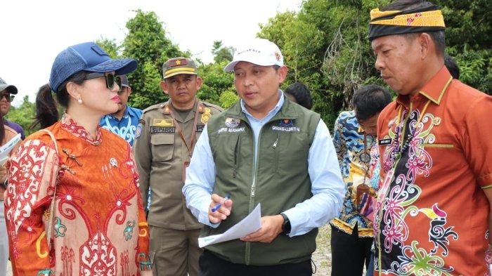 TINJAU SEKOLAH GARUDA - Wamendiktisaintek Stella Christie (kiri) tampil trendy paka kacamata hitam saat meninjau lokasi pembangunan gedung Sekolah Garuda di KBM Kaltara, Jumat (11/7/2025)