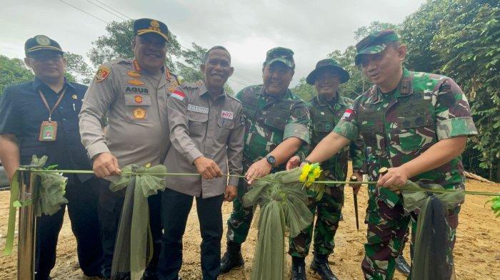 Tinjauan Oleh Danrem 092/Maharajalila, Pamen Ahli Bidang OMP Pangdam VI/Mlw, Bupati Bulungan, Di Desa Gunung Seriang, Bulungan, Kalimantan Utara Rabu (20/3/2024)