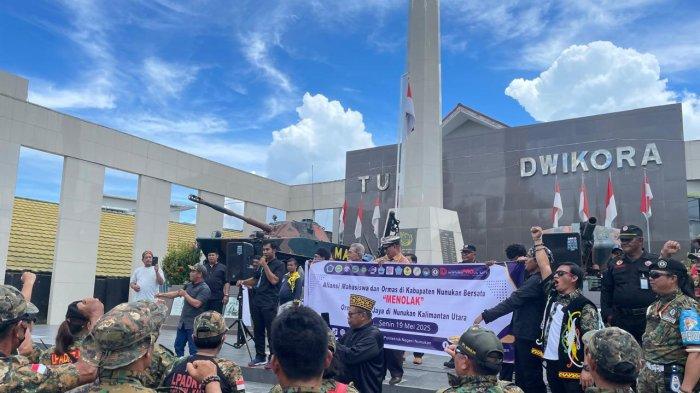 AKSI ORMAS NUNUKAN - Sejumlah aliansi mahasiswa dan belasan Organisasi Mahasiswa (Ormas) di Kabupaten Nunukan, Kalimantan Utara (Kaltara) melakukan aksi penolakan masuknya GRIB Jaya ke Nunukan di Tugu Dwikora Alun-alun Nunukan, Senin (19/05/2025), siang.