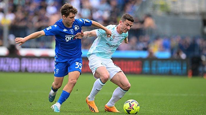 Duel Tommaso Baldanzi dan Robin Gosens pada laga Empoli vs Inter Milan, giornata 31 Liga Italia Serie A di Stadion Carlo Castellani, Minggu (23/4/2023). (inter.it