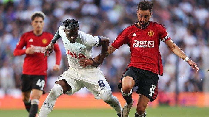 Duel Yves Bissouma dan Bruno Fernandes (kanan) pada pekan ke-2 Premier League antara Tottenham vs Man United di Tottenham Hotspur Stadium, Minggu (20/8/2023). (Twitter / @ManUtd)