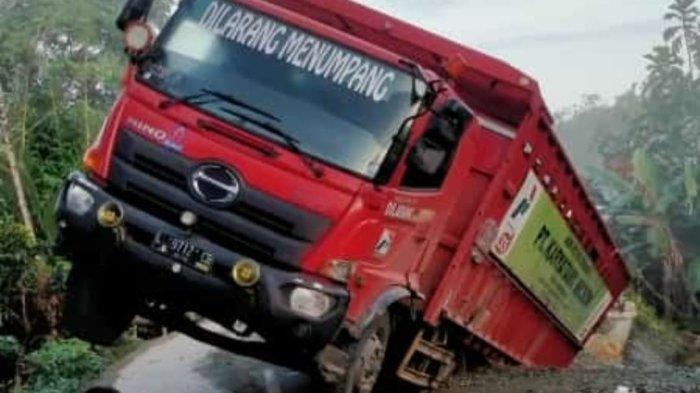 Truk pengangkut LPG terperosok di jalan poros Bulungan-Berau.