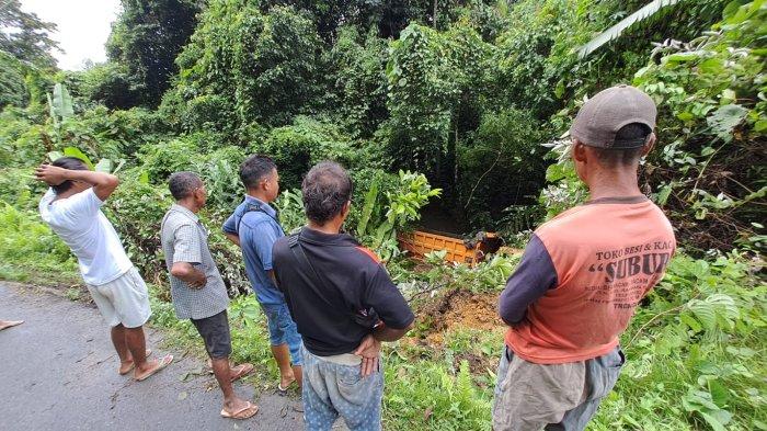 Truk pangkut batu terguling masuk ke jurang di Jalan Poros menuju Pulau Sapi, Mentarang, di Desa Tanjung Lapang, Kecamatan Malinau Barat, Kalimantan Utara. pada Senin (11/09/2023) pagi tadi.