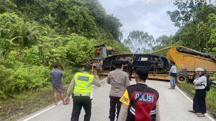 Proses evakuasi truk trailer yang terguling di tengah jalan tepatnya tanjakan Desa Mentadau, Kecamatan Sekatak, Kabupaten Bulungan, Kalimantan Utara, Kamis (12/09/2024) dini hari sekira pukul 03.10 WITA.