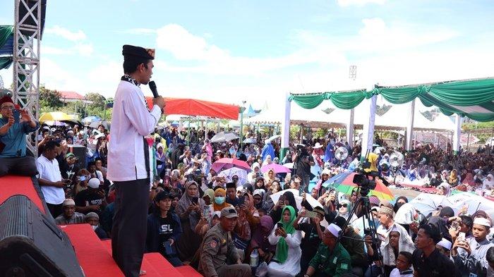 Momen UAS saat tiba di Masjid Baitul Izzah Islamic Center Kota Tarakan dalam rangka Halal Bihalal, Minggu (19/5/2024).