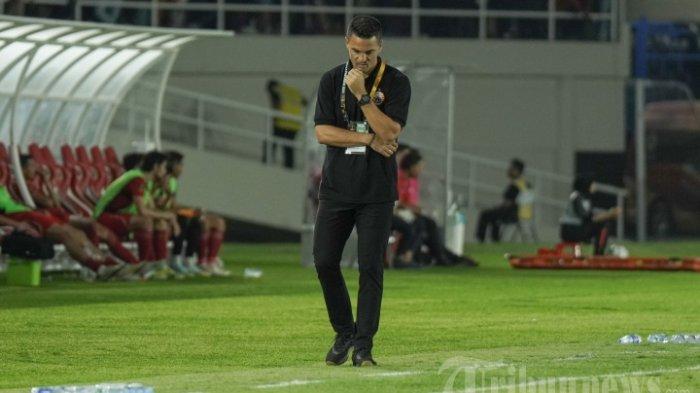 ALASAN CARLOS PENA - Pelatih Persija Jakarta, Carlos Pena tertegun di pinggir lapangan dalam pertandingan semifinal Piala Presiden 2024 di Stadion Manahan, Solo, Selasa (30/7/2024) malam. Kini seusai Persija Jakarta dilibas oleh PSM Makassar di Liga 1, ada PSIS Semarang yang menunggu Macan Kemayoran besutan Carlos Pena di pekan ke-25 Liga 1.