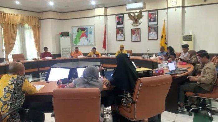 Rapat pembahasan Upah Minimum Kota atau UMK Tarakan 2025 oleh Dewan Pengupahan Kota berlangsung tertutup usai dibuka Asisten Administrasi Umum Setda Kota Tarakan, Kamis (12/12/2024). (TRIBUNKALTARA.COM/ANDI PAUSIAH)